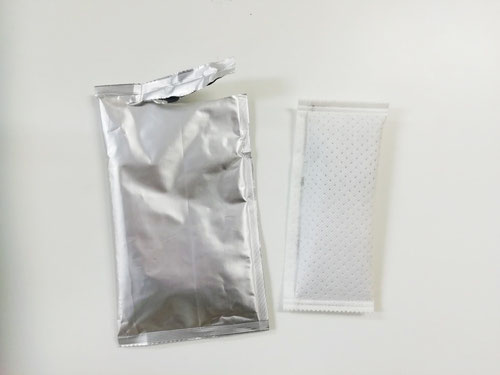 ▲発熱剤の袋を開封。発熱剤は不織布のような袋で出来ています。
