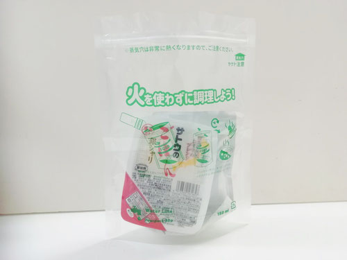 ▲カレーとご飯も袋に入れます。