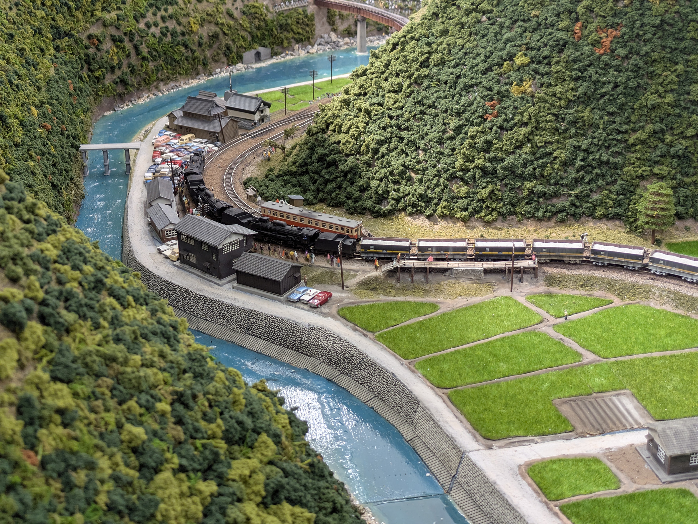 石灰を運んだ懐かしの三重連SLがジオラマに（新見市観光案内所にて期間